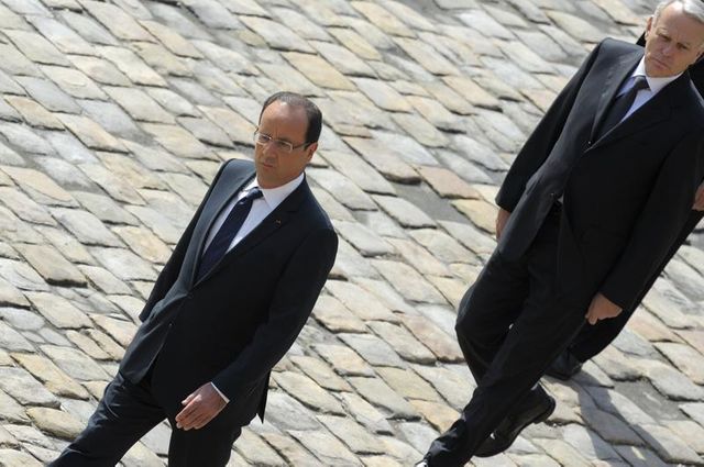 l'exécutif face à une opinion impitoyable