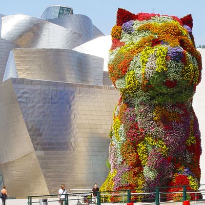 Sculpture de Jeff Koons devant le musée Guggenheim à Bilbao