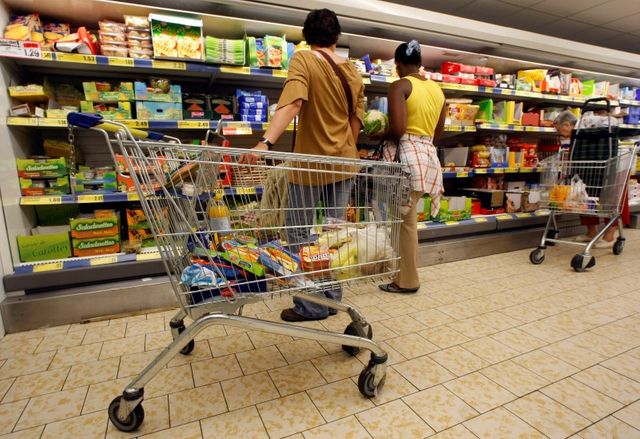 dia vend sa filale en france, carrefour et casino sur les rangs