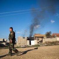 LA VILLE DE SINJAR REPRISE A DAESH PAR LES KURDES UNE ROCKET TIREE PAR DAECH.