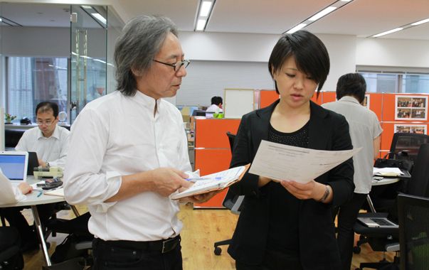 Masahide Kajimoto et l'une de ses collaboratrices au siège tokyoïte de Kajimoto, l'une des plus importantes entreprises d'agents d'artistes et d'organisation de concerts classiques au Japon. (© Victor Tribot Laspière / France Musique)