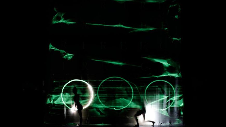 Les acrobates usent du mur mouvant, des lumières, pour raconter leurs propres histoires.
