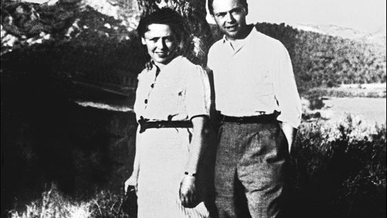 Photo d'avant guerre non datée de Jean Moulin, et sa soeur Laure, prise à Montpellier où résidait Laure Moulin. ©AFP