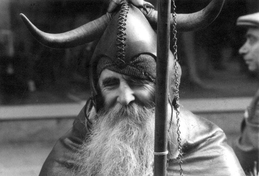 Moondog devant les studio de la chaine CBS en 1972.