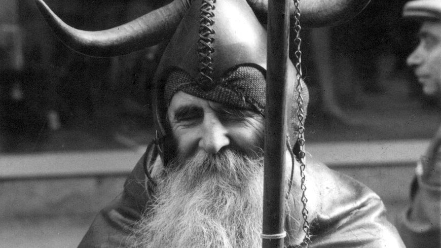 Moondog devant les studio de la chaine CBS en 1972.
