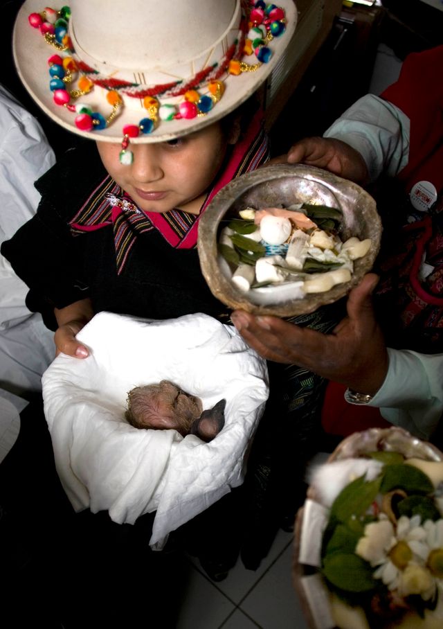 Enfant Kallawaya durant un rituel