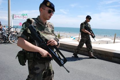 LA BAULE 21/07/2016 Les militaires déployés dans le cadre de l'opération vigipirate Sentinelle ont été déployés sur le remblai de La Baule. LA BAULE 21/07/2016 Les militaires déployés dans le cadre de l'opération vigipirate Sentinelle ont été déployés sur le remblai de La Baule.