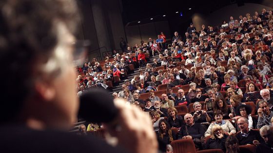 Michel Onfray et le public de l'Université Populaire de Caen lors de son ouverture en 2010 ©AFP - CHARLY TRIBALLEAU