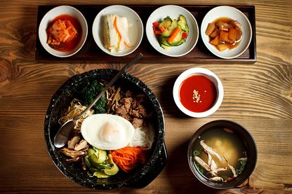 Bibimbap, plat typique Coréen, vient de la forme verbale phonétique "bibimbmada" (mélanger) et "bap" (riz) Bibimbap, plat typique Coréen, vient de la forme verbale phonétique "bibimbmada" (mélanger) et "bap" (riz)