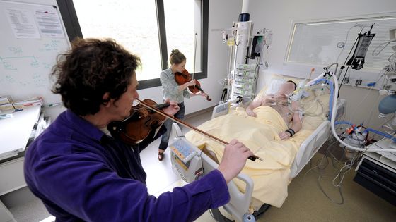 Violonistes au chevet des patients dans le service réanimation des urgences de l'Hôpital Pupan de Toulouse ©Maxppp - XAVIER DE FENOYL