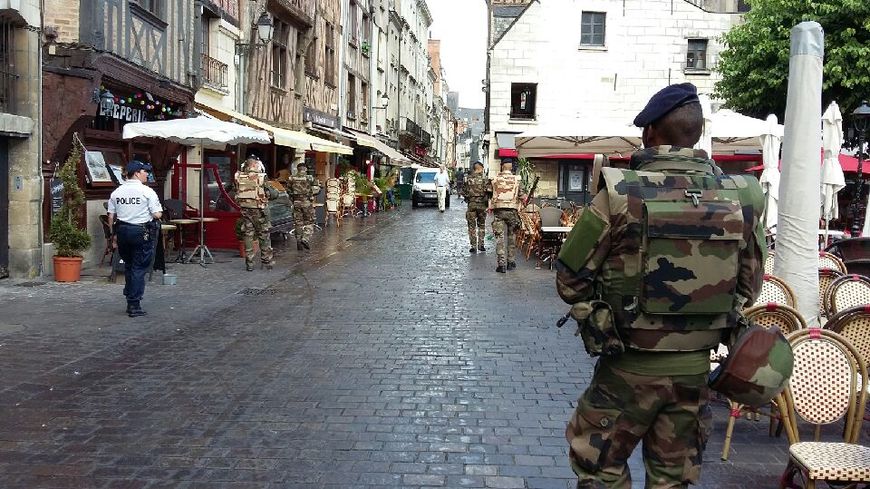 Les soldats sont accompagnés d'une policière municipale