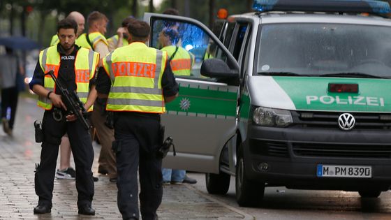 Policiers allemands près du lieu de la fusillade, à Munich, ce vendredi ©Reuters - Michel Dalder