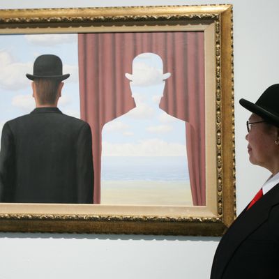Une gardienne de musée devant "La Décalcomanie" de Réné Magritte