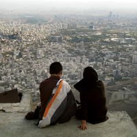 Un couple d'Iraniens devant la ville de Téhéran. 2006