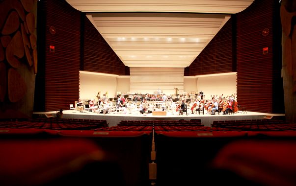 La salle du Bunka Kaikan de Tokyo, l'une des nombreuses salles de concert du Japon à avoir été conçue dans les années 60. (© Victor Tribot Laspière / France Musique)