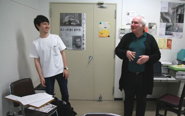 Laurent Teycheney et un de ses étudiants dans sa classe de solfège à la Geidai de Tokyo, l'équivalent japonais du Conservatoire national supérieur de musique et de danse de Paris. (© Victor Tribot Laspière /France Musique)