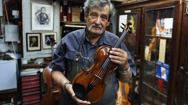 Le luthier Amnon Weinstein dans son atelier © MENAHEM KAHANA / AFP
