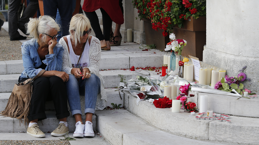 Recueillement devant l'hôtel de ville de Saint-Étienne-du-Rouvray.