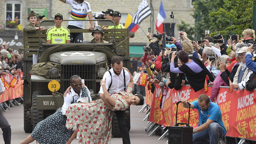 Ambiance Seconde Guerre mondiale pour la présentation des équipes du Tour de France 2016 à Sainte-Mère-Eglise, dans la Manche.
