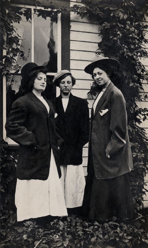 Adolescente en habit d’homme, "Souvenir de 15 ans" photo-carte, circa 1920