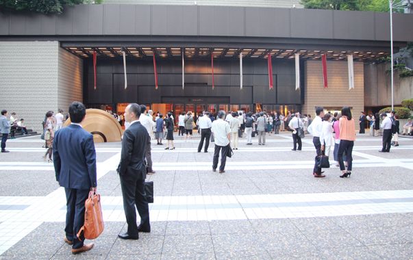 Le parvis du Suntory Hall à Tokyo. L'une des salles les plus prestigieuses du Japon. (© Victor Tribot Laspière / France Musique)