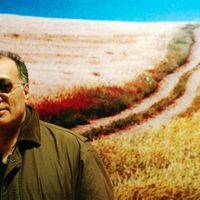 Abbas Kiarostami devant l'affiche de son film "Le vent nous emportera""