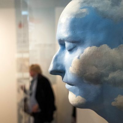 "L'Avenir des statues" de Rene Magritte, peinture à l'huile sur un moulage en plâtre inspiré du masque mortuaire de Napoléon