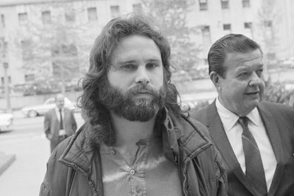 Jim Morrison et Max Fink devant le Los Angeles Federal Jim Morrison et Max Fink devant le Los Angeles Federal