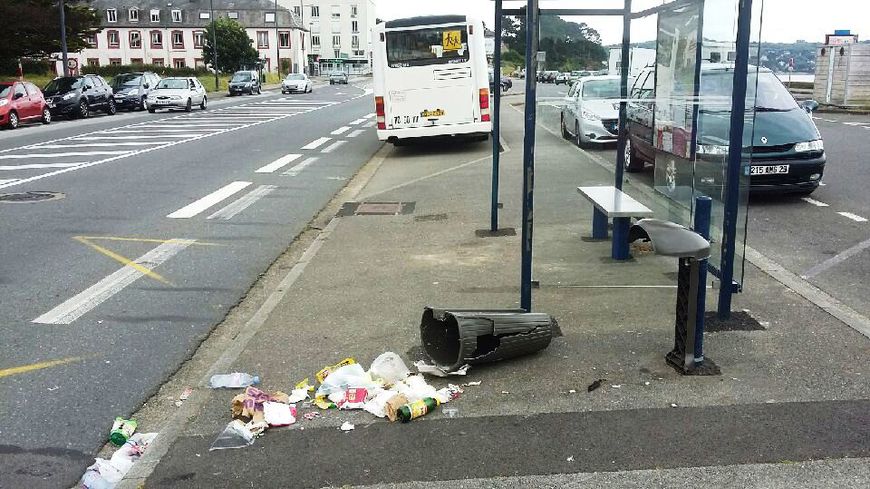 La poubelle où se trouvait le sac du jeune interpelé ce matin au Relecq-Kerhuon
