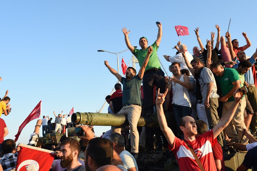 Des civils sur un char sur le pont du Bosphore à Istanbul samedi 16 juillet