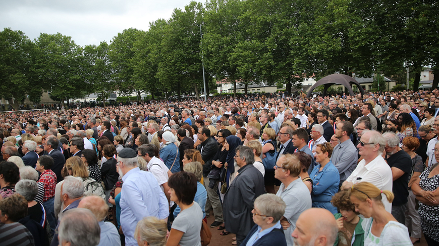 La foule rassemblée pour l'hommage au prêtre assassiné par deux djihadistes à Saint-Étienne-du-Rouvray.