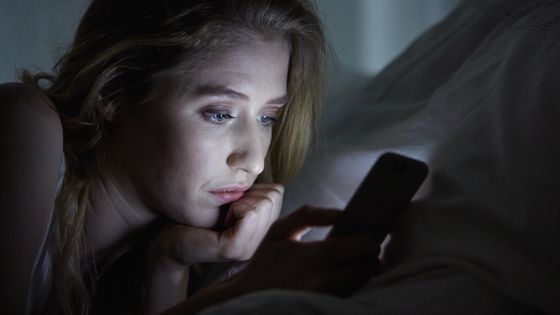 Utiliser son smartphone avant le coucher est néfaste à un sommeil de qualité ©AFP - Lilly Bloom / Cultura Creative
