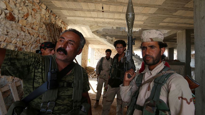 combattants des Forces démocratiques en Syrie à l'intérieur d'un bâtiment près de Manbij