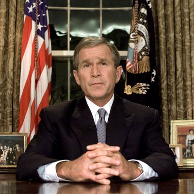 George W. Bush au soir du 11 septembre 2001 : "Aujourd'hui nos concitoyens, notre mode de vie, notre liberté même ont été attaqués dans une série d'actes terroristes meurtriers et délibérés"