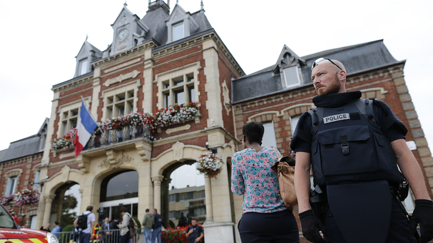 Saint-Étienne-du-Rouvray, sous le choc après l'attentat dans une église de la ville.