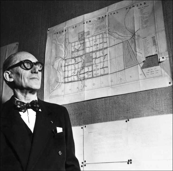 Le Corbusier face au plan de la ville ultra-moderne qui s'appellera Chandigar et dont le Complexe du Capitole est désormais patrimoine mondial de l'humanité