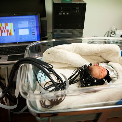 Mesure de l'activité cérébrale d'un nourrisson au centre de recherche "BabyLab" de l'université Paris-Descartes