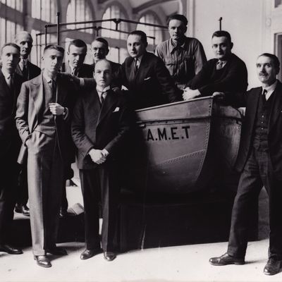 Les membres de la Mission Dakar-Djibouti en mai 1931, au Musée d'ethnographie du Trocadéro. Michel Leiris (4ème depuis la gauche), Marcel Griaule (6ème depuis la gauche)