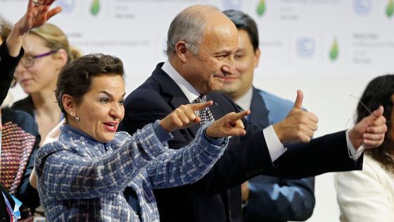 Christiana Figueres (ONU), Laurent Fabius, session finale Conférence Changement climat 2015 (COP21) 12 déc. 2015 ©Reuters - Stephane Mahe