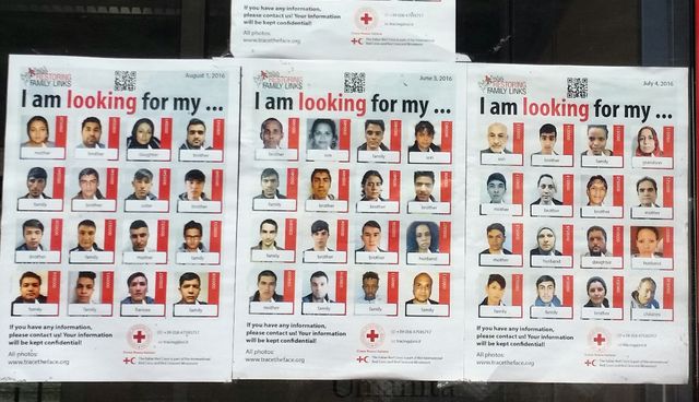 Les migrants tentent de retrouver leurs proches en déposant une demande à la Croix Rouge