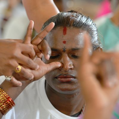 Un professeur de yoga aide un élève lors d'exercices de respiration
