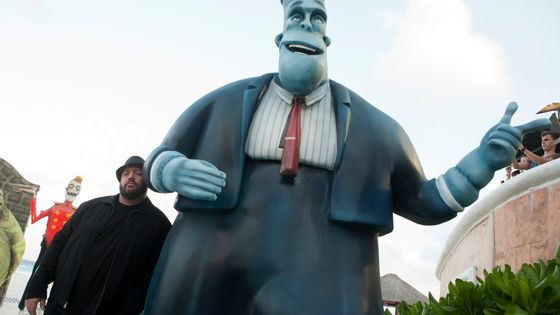 L'acteur Kevin James pose à côté de son Frankenstein pour le lancement de son film "Hotel Transylvania", à Cancun en 2012. ©Reuters - Victor Ruiz Garcia