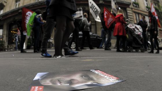Manifestation 1er mai 2014, Nancy, Tract du parti de Gauche Unitaire, avec la photo de M. Valls et la mention "Nous n'avons pas confiance" ©Maxppp - Alexandre MARCHI, /NCY -Maxppp