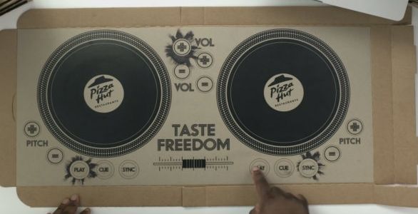 Pizza Hut sort la boîte à pizza/platines DJ ! [vidéo]