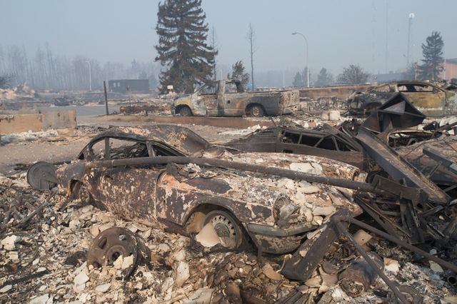 Un quartier de Fort McMurray au Canada, détruit par les flammes en mai dernier. 80 000 habitants ont dû être évacués.