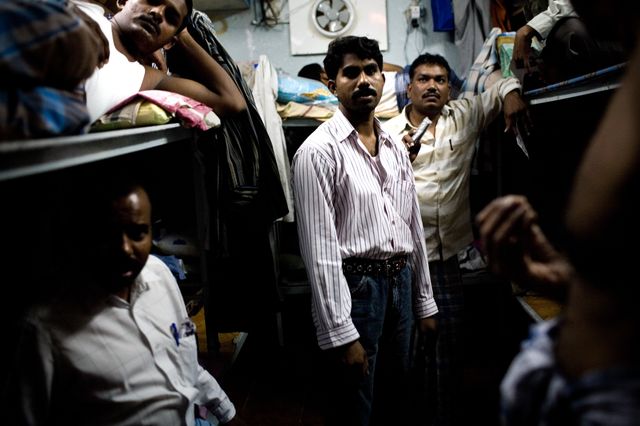 Foule de travailleurs migrants dans des lits superposés le 19 Juillet 2008 à Old Dubaï, Émirats Arabes Unis. Les travailleurs vivent et travaillent sans droits adéquats dans des conditions difficiles dans les camps de travail.