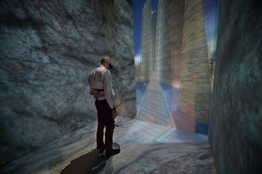 Un patient s'apprête à traverser la passerelle du canyon, en réalité virtuelle.