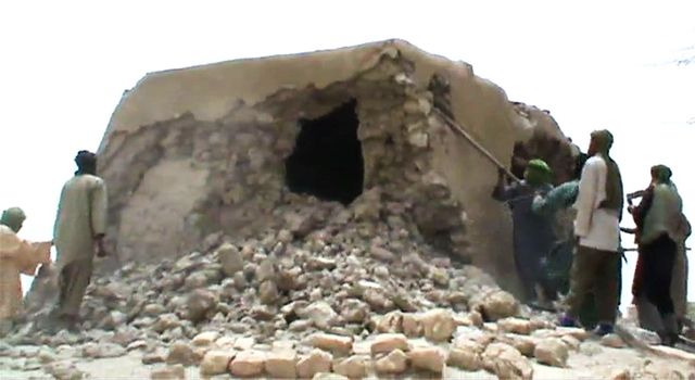Des djihadistes détruisent un tombeau de Tombouctou. 1er juillet 2012.