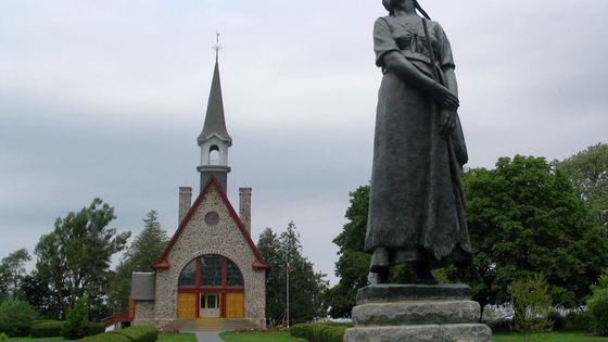 Statue d'Évangéline et église-souvenir, supposément situées à l'emplacement de l'église Saint-Charles-des-Mines, où les Acadiens furent emprisonnés avant d'être déportés. - Dr Wilson - Wikimedia Commons