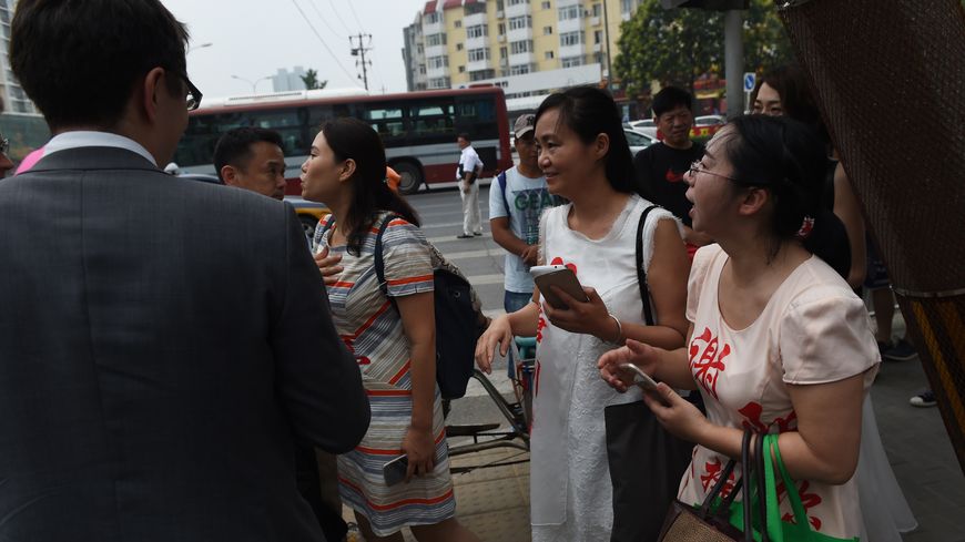 Les femmes des militants condamnés, réunies le 4 juillet dernier à Pékin devant le parquet populaire suprême.
